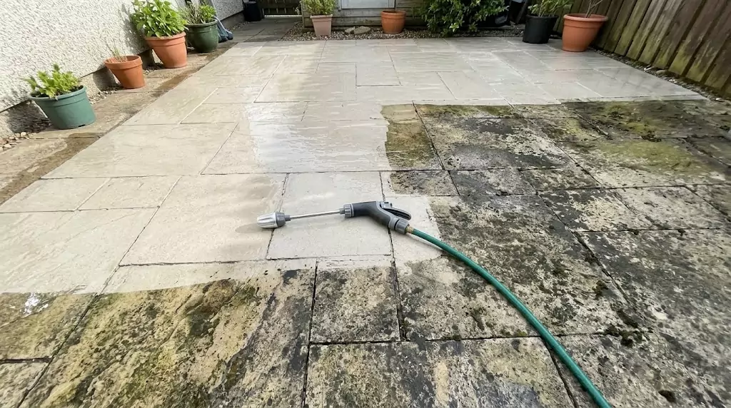 Test Jetterix sur une terrasse en pierre de 32 m² — ligne nette entre la zone nettoyée et non nettoyée